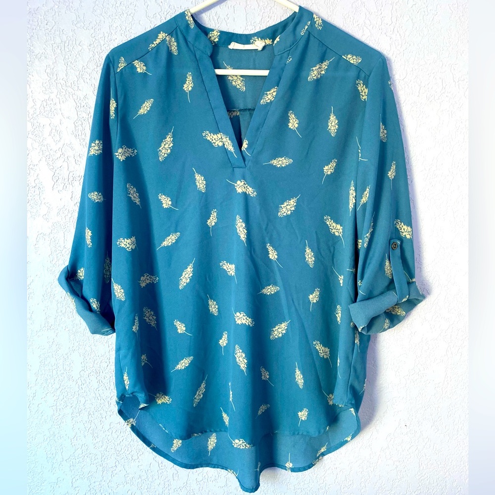 Lush Blue Floral Lightweight 3/4 sleeve blouse